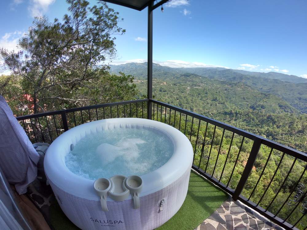 Jacuzzi privado burbujeando en la terraza del domo, con vista panorámica a la cordillera